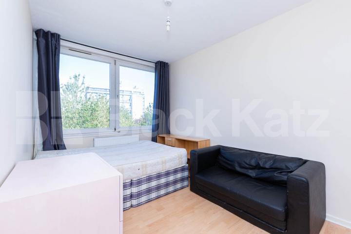 Arranged over 2 floors is this 4 bedroom with balcony and modern kitchen Twyford Street, Kings Cross
